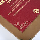 표면 라운드 척추 3D 금속 로고를 감싸는 나무로 된 책 모양이 형성된 선물 상자 가죽을 엠보싱 처리하기